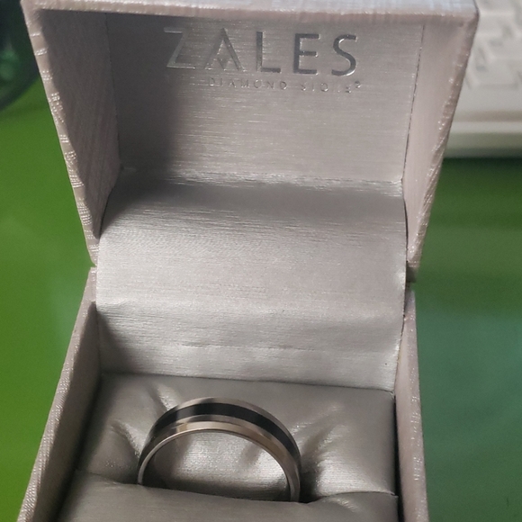 Mens titanium wedding band - Picture 4 of 5